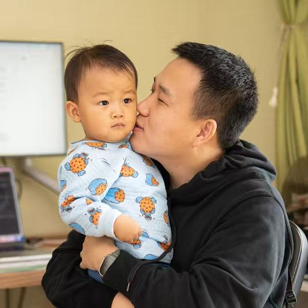 Yiming Zuo with his son